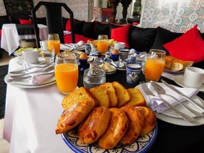 فطور كامل مجانًا يوميًا