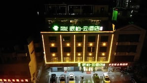 Ein Hotel mit mehreren Etagen und einem Parkplatz.
