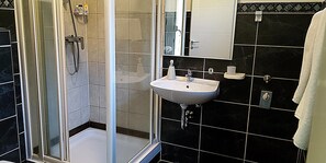 Apartament | Bany | Dutxa, assecador de cabells i tovalloles