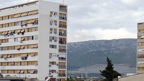 A multi-story building with balconies, a mountainous backdrop, and a clear sky. - Apartment 9 With a Double bed (Split)