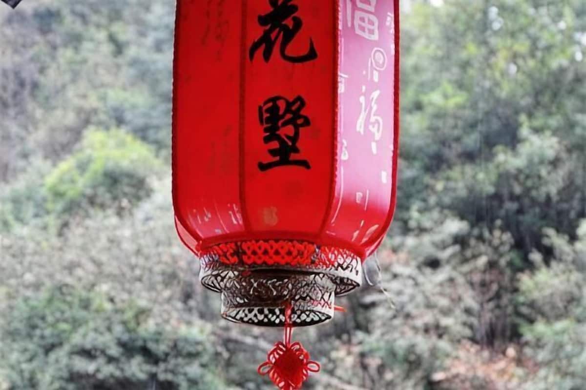 Eine rote Laterne mit chinesischen Schriftzeichen hängt draußen.