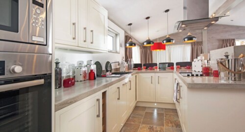 Quiet countryside 3-bedroom chalet with a Hot Tub