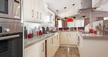 Quiet countryside 3-bedroom chalet with a Hot Tub