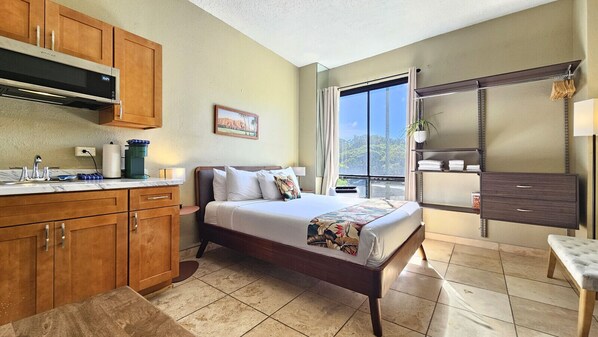 1 bedroom, desk, iron/ironing board, free WiFi - 216 Waikiki Grand Hotel · 216 Waikiki Grand Hotel (Honolulu)