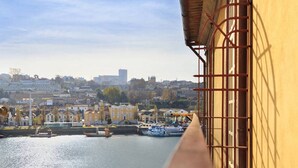 Vista de un río con barcos, un puente y edificios al fondo.