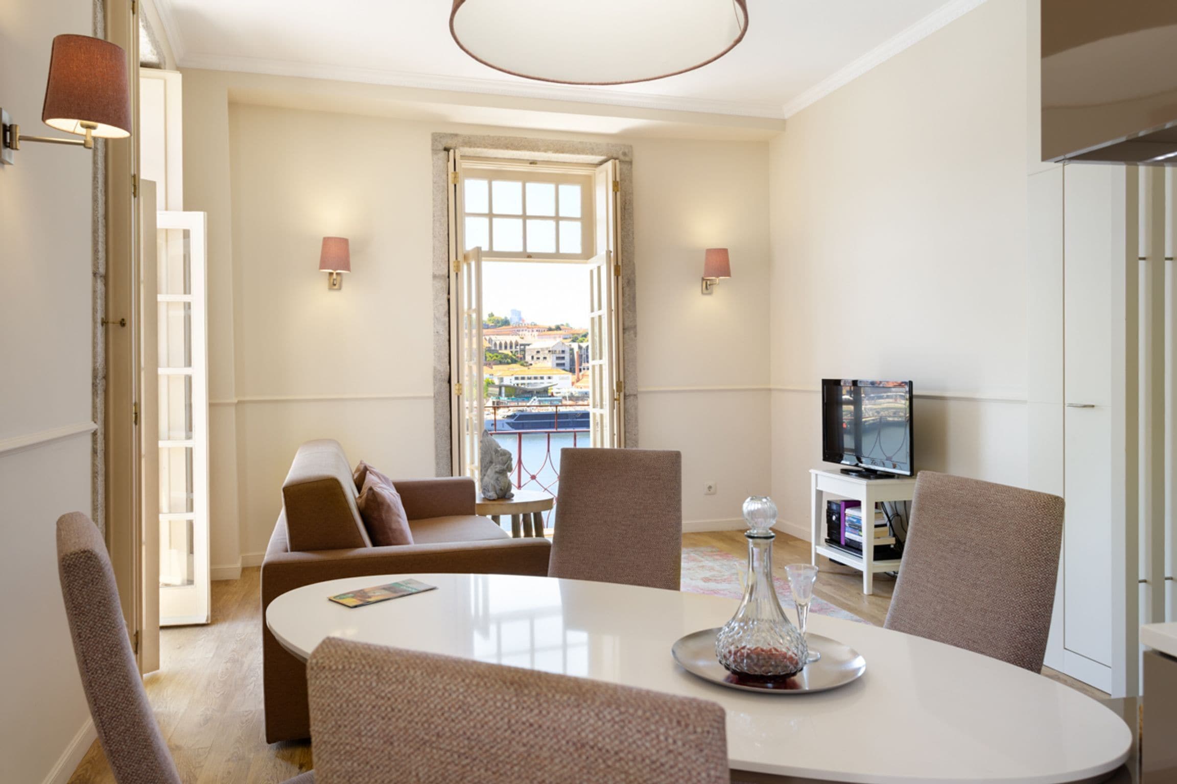 Leilighet – deluxe | Oppholdsområde | Flatskjerm-TV