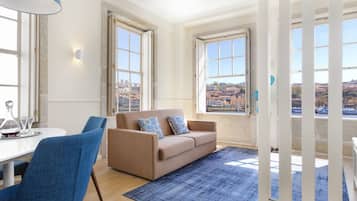 Apartamento Deluxe | Zona de estar | Una televisión de pantalla plana