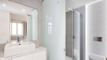 City Apartment | Bathroom | Shower, hair dryer, towels