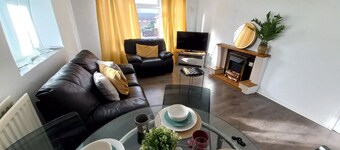 2 Bed City Center Apartment with Free Parking 