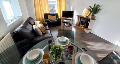 2 Bed City Center Apartment with Free Parking