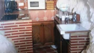 Kühlschrank, Mikrowelle, Herdplatte, Wasserkocher mit Kaffee-/Teezubehör