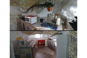 Een microgolfoven, een kookplaat, een koffiezetapparaat/waterkoker