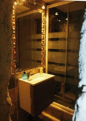 Een douche, gratis toiletartikelen, een haardroger, handdoeken