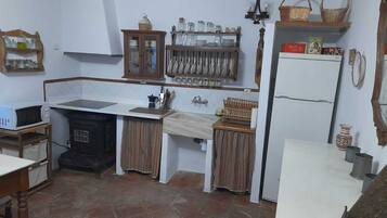 Kühlschrank, Mikrowelle, Herdplatte, Wasserkocher mit Kaffee-/Teezubehör