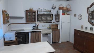 Réfrigérateur, micro-ondes, plaque de cuisson, cafetière/bouilloire