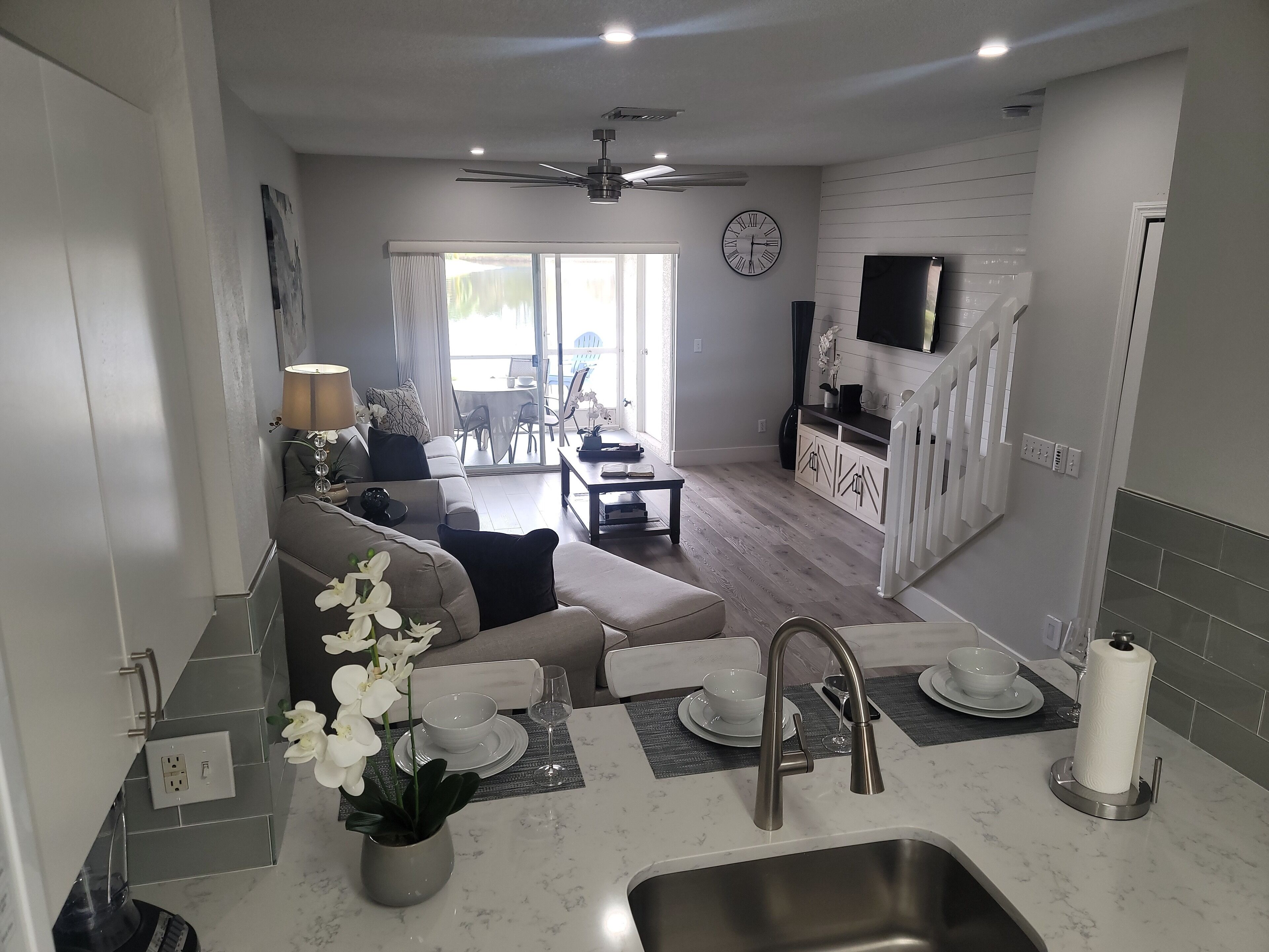 Una Smart TV, un futbolín, una pantalla de ordenador, una impresora