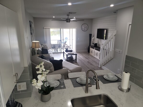 TV connectée, baby-foot, écrans d'ordinateur, imprimantes