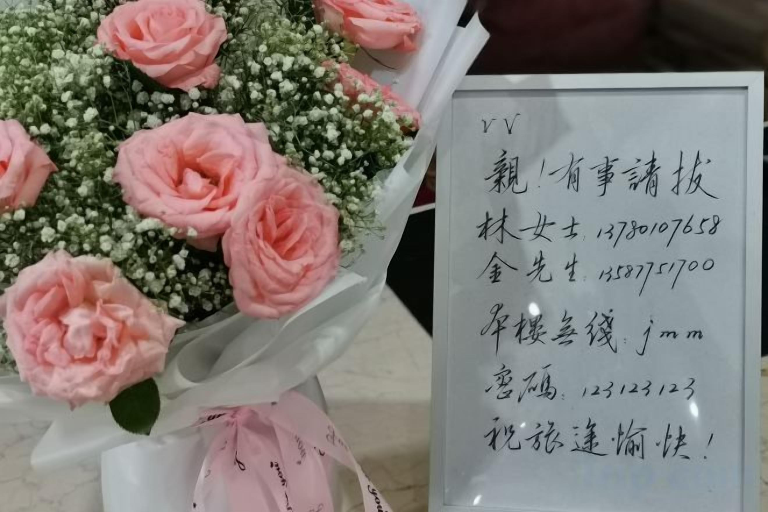 A bouquet of pink roses and a card with text.