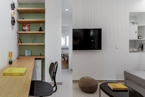 スタンダード アパートメント | リビング エリア | 43 インチのテレビ (デジタル放送視聴可)、Netflix、ストリーミングサービス