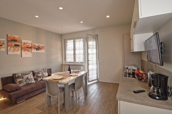Apartemen Keluarga, 1 Tempat Tidur Double dengan tempat tidur Sofa (Appartamento Cavour) | Dapur pribadi | Lemari es, oven, kompor, dan mesin pencuci piring