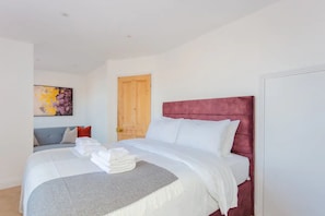 Basic Apartment, Multiple Beds
