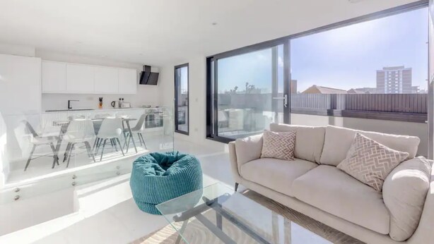 Living area - Unique and Sun Filled 2 Bedroom Flat With Balcony -hackney (London)
