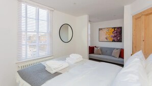 2 bedrooms, bed sheets - Unique and Sun Filled 2 Bedroom Flat With Balcony -hackney (London)