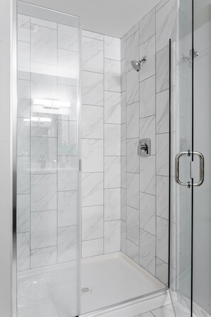 Shower, towels - The Guild Downtown Vine St. Studio (Cincinnati)