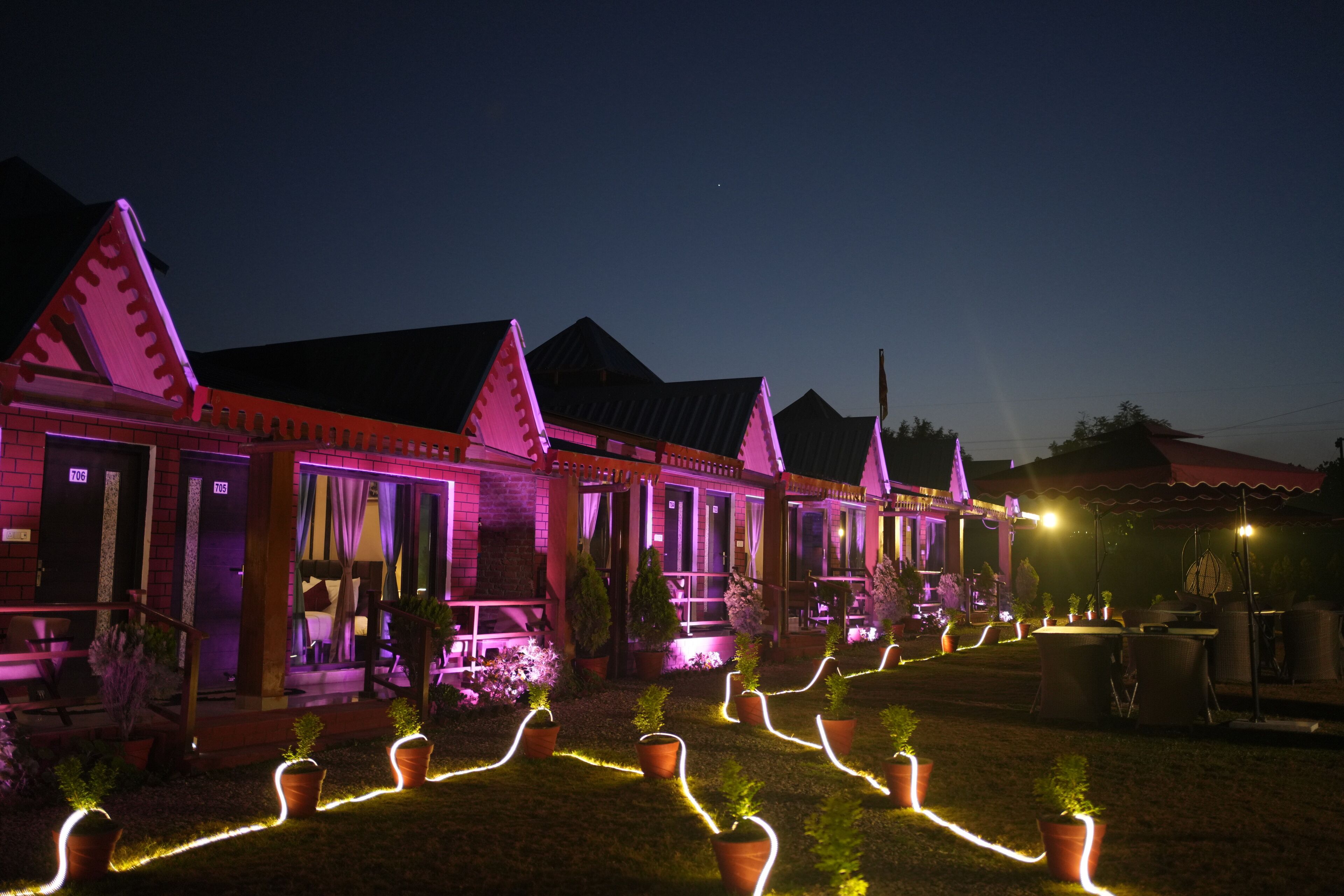 Façana frontal de l'allotjament (vespre/nit)