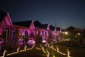 Fassade der Unterkunft – Abend/Nacht