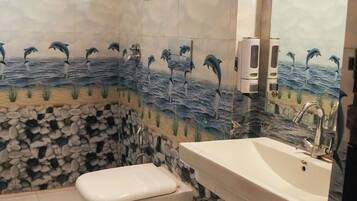 Ducha, toallas, jabón y papel higiénico