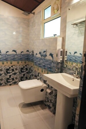 Shower, towels, soap, toilet paper - Sol Glow Resort (Nainital)