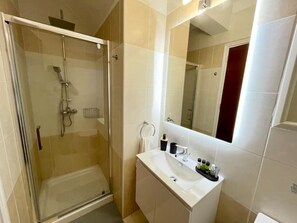 Shower, hair dryer, towels, soap - Villa Marianda!Beautiful 3bed Villa in Coral Bay! (Peyia)