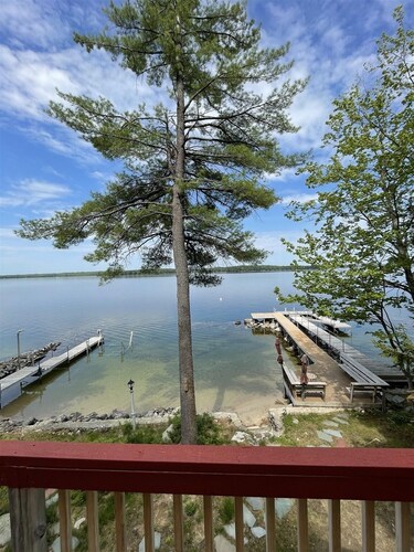 Jordan Bay Getaway Limit 8 3 Bedroom Home by RedAwning