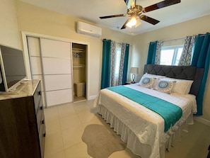 3 عدّة غرف نوم وخزنة داخل الغرفة ومكتب ومكواة/لوح كي