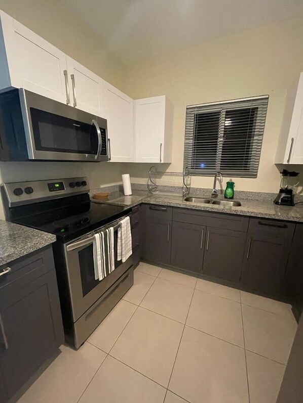 ثلاجة، ميكروويف، فرن، موقد طهي مسطح