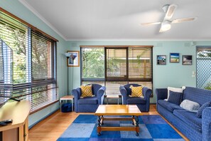 Smart TV, books - Pet friendly, wifi and fully fenced (Rye)