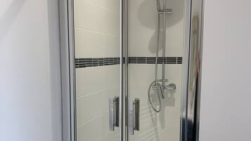 SĂšche-cheveux, serviettes fournies