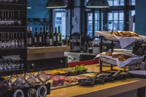 Petit déjeuner buffet (17 EUR par personne)