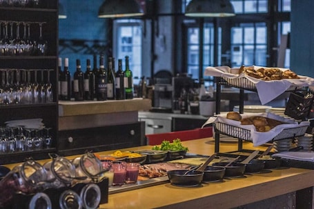 Tägliches Frühstücksbuffet (17 EUR pro Person)