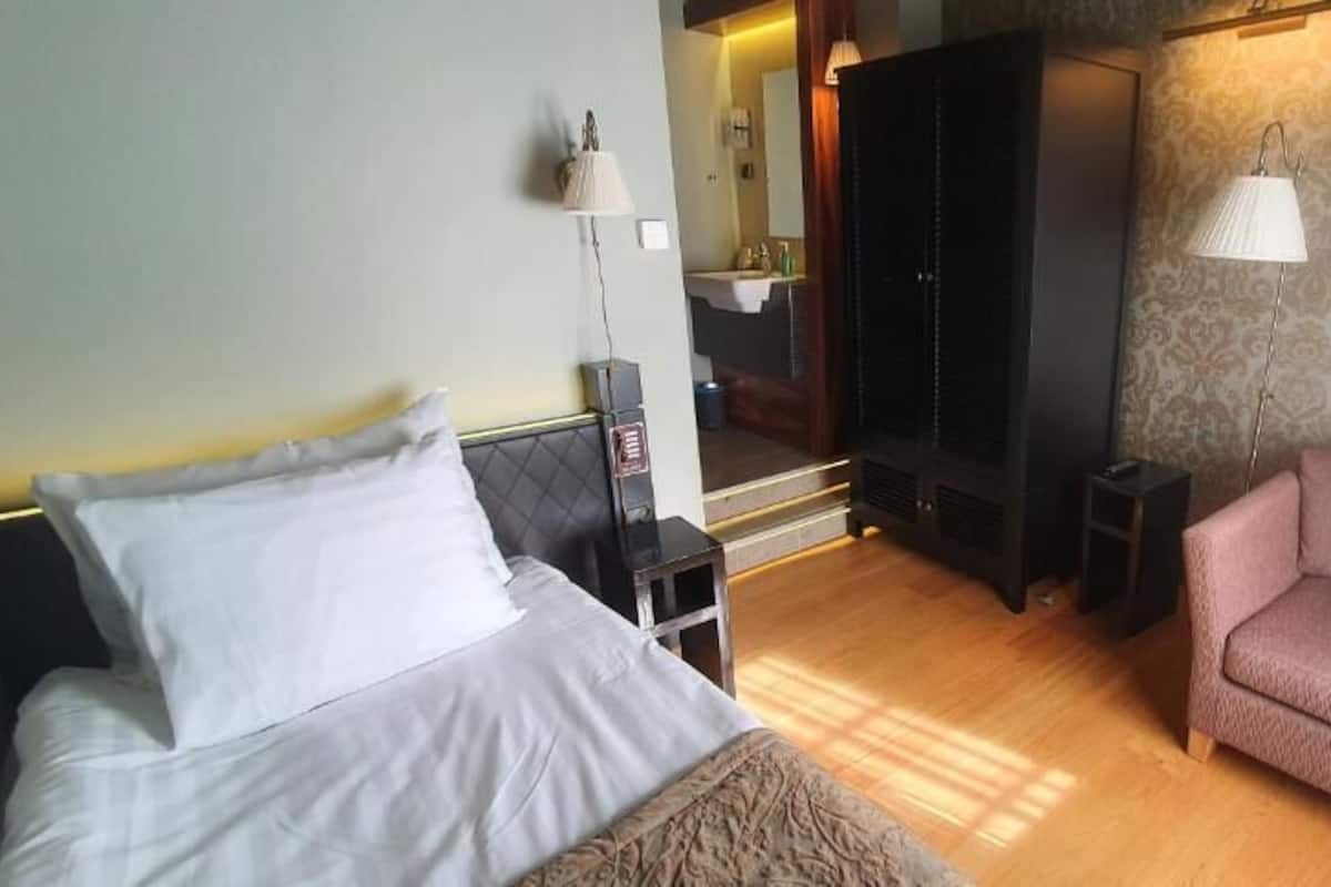 Comfort Single Room | Blackout drapes, iron/ironing board, free WiFi