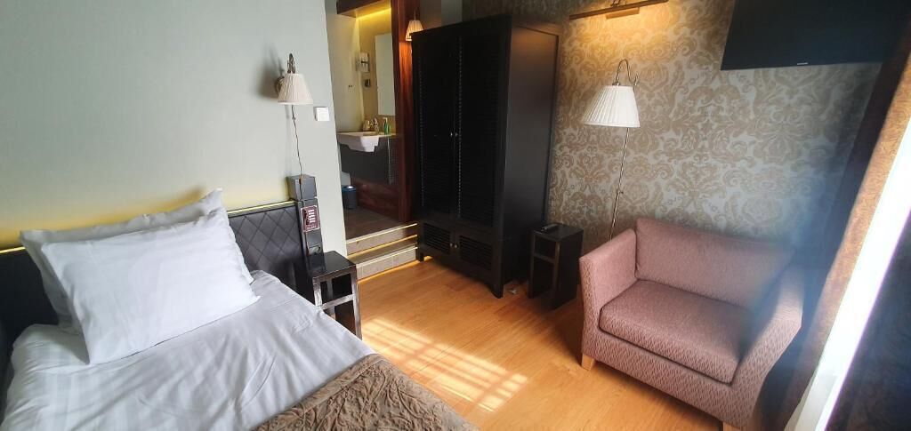 Decoración personalizada, muebles diferentes y cortinas blackout 