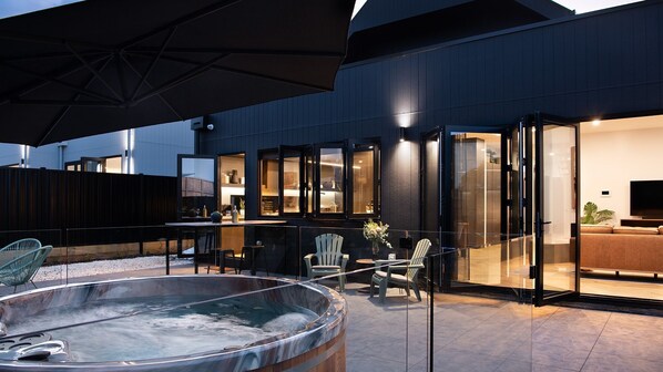 Terrace/patio - Lux on Max- stunning design, amazing views (Daylesford)