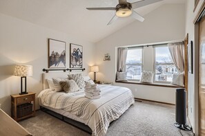 4 bedrooms, iron/ironing board, WiFi, bed sheets - Conveniently Between Boulder & Denver- Nearby Park, Large Yard, Covered Patio (Arvada)