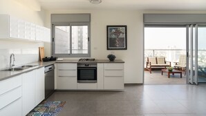 Deluxe Apartment | Private kitchen - Deluxe & Terrace with City Overview by FeelHome (Holon)