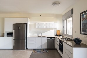 Deluxe Apartment | Private kitchen | Full-size fridge, microwave, oven, stovetop - Deluxe & Terrace with City Overview by FeelHome (Holon)