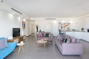 Departamento Deluxe | Área de sala de estar | Televisión LCD de 60 pulgadas con canales digitales y televisión 