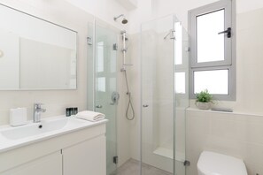 Deluxe Apartment | Bathroom | Separate bathtub and shower, hair dryer, towels, soap - Deluxe & Terrace with City Overview by FeelHome (Holon)