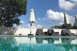 Outdoor pool - Defengju Inn (Deqing)