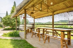 Outdoor dining - Defengju Inn (Deqing)